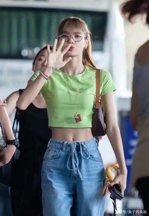 体重只有88斤的lisa,马甲线不输袁姗姗,裤头缝大得能塞下俩手指