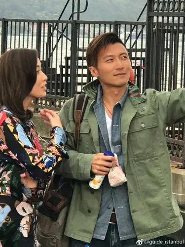 谢霆锋锋味阵容强大吴彦祖之后她晒美照两个人的表情亮了