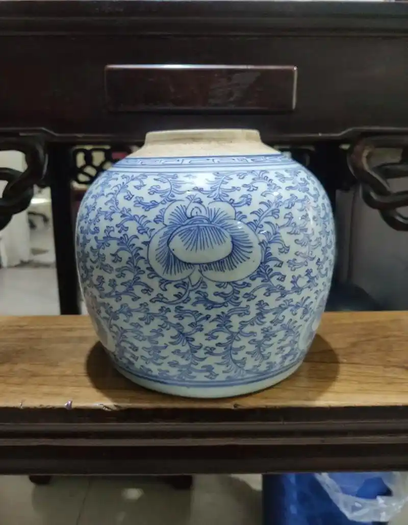 清中期超细路青花缠枝莲罐.