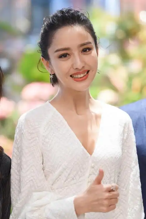 佟丽娅笑起来的酒窝真迷人