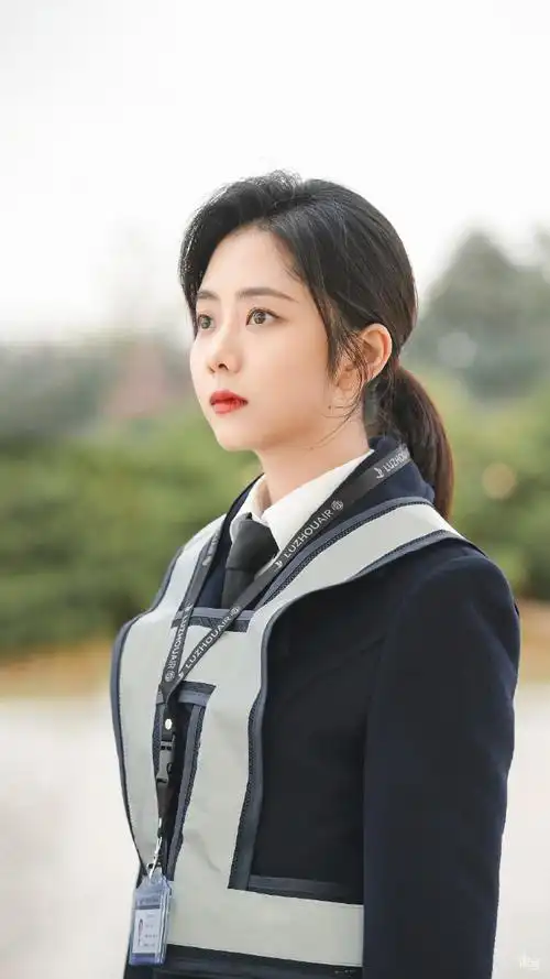 向风而行#我的评分:#向风而行#谭松韵在《向风而行》饰演的程霄拥有