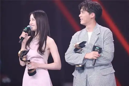 迪丽热巴与李易峰同台亮相, 却被她的"蝴蝶背"抢镜