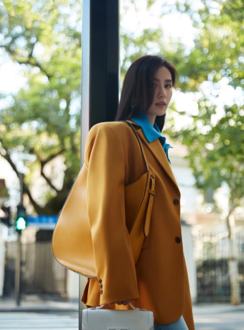 刘诗诗的冬季搭配包包才是亮点!黑色大衣配明黄色包包,时尚大气