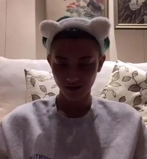 黄子韬素颜直播,当脸凑近镜头那一刻,27岁皮肤状态我没看错?