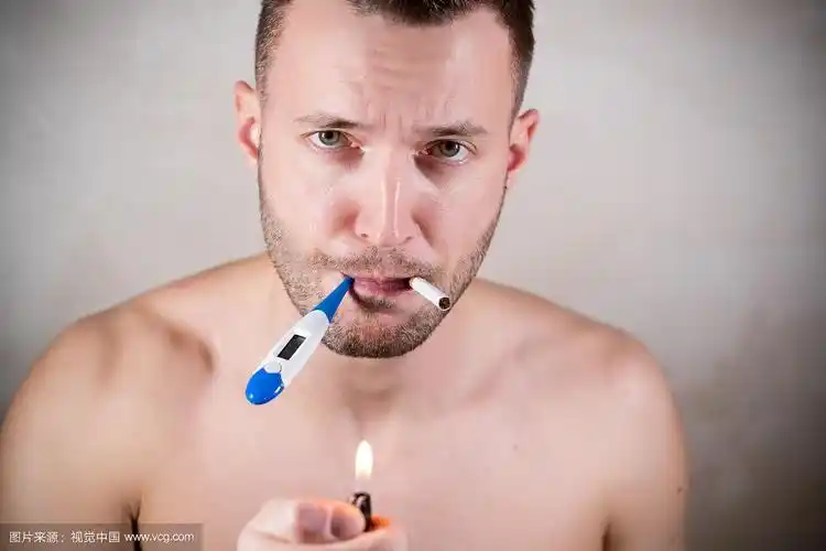 一个没穿衣服,没刮胡子的男人愁眉苦脸地看着镜头,嘴里叼着一支香烟和