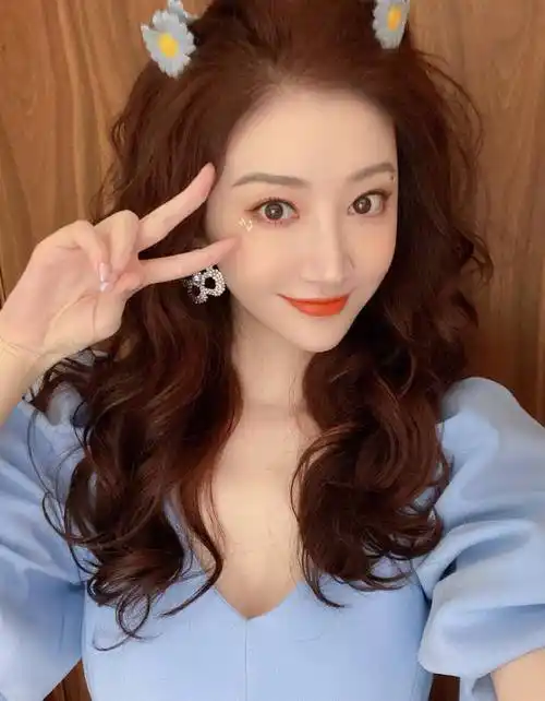 景甜越来越甜美可爱,大波浪卷发搭配蓝色连衣裙简约时髦,美极了