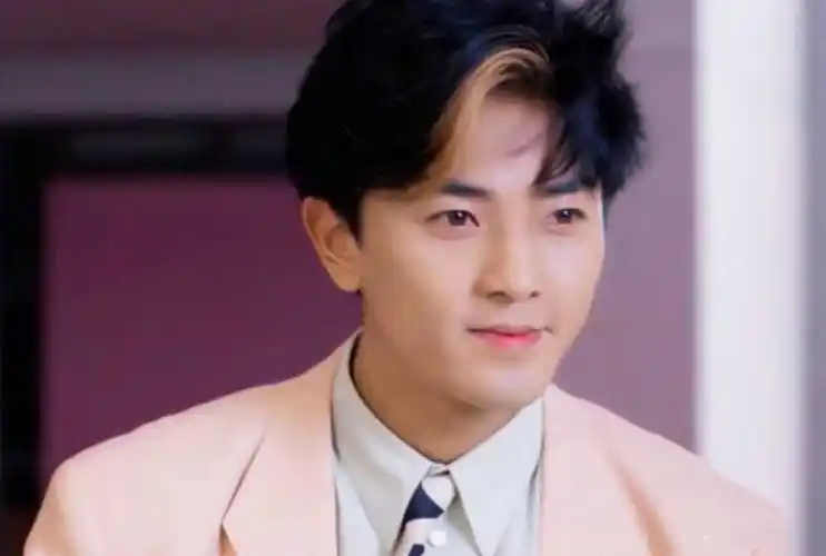 郑伊健今年多少岁(53岁郑伊健胸肌醒目,与蒙嘉慧牵手逛街,结婚8年无子