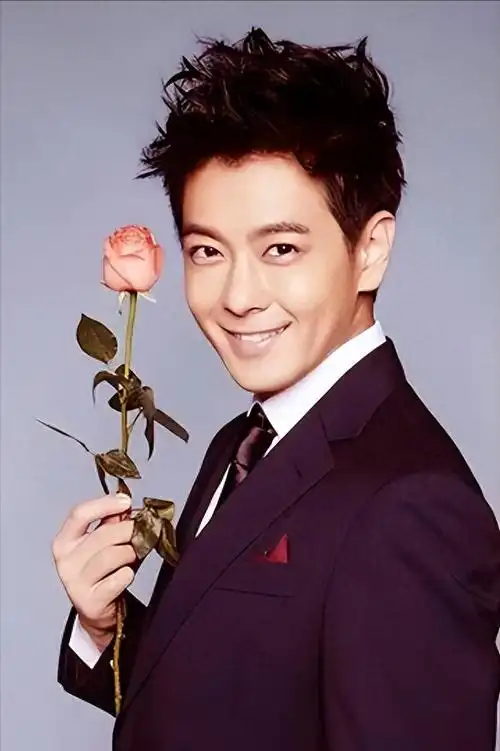 49岁林志颖现身饼店引关注,远看近看两种状态,近看苍老难辨认!