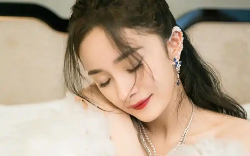 杨幂抹胸白礼服性感写真桌面壁纸