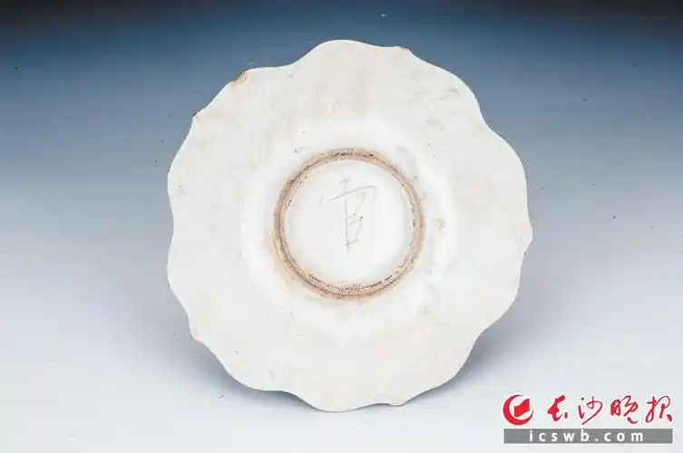 名称:宋代定窑"官"字款莲花口瓷碟 时代:宋代 级别:一级 尺寸:高3.