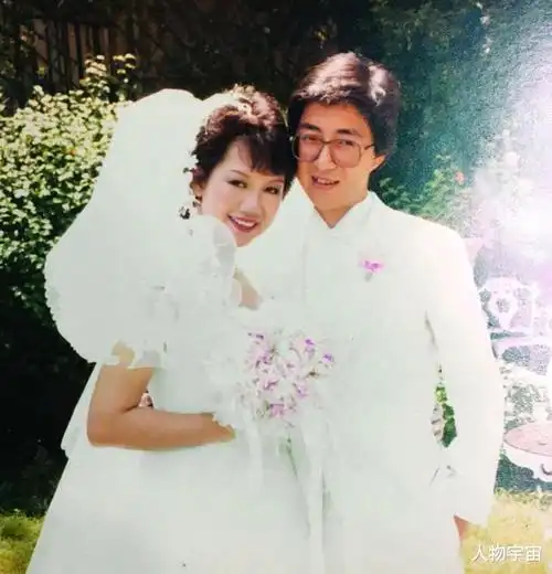 她是香港十大杰青,金牌dj,人生励志嫁名流老公,子女优秀德行厚