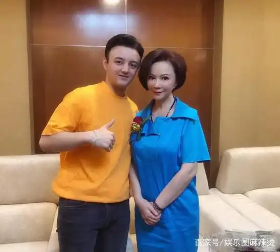 "开心奶奶"蔡明近照,与金龟子阿尔法合影,脸都成"网红"脸了