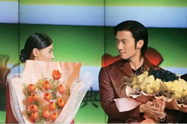 如今才明白,谢霆锋对王菲,不是喜欢,而是深爱