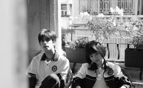 谭松韵宋威龙张新成互拍,私下互动也超甜,谭松韵自嘲:端碗大师_拍照片