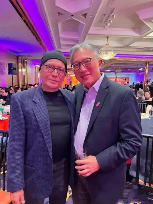 69岁尊龙罕见露面身材发福肚腩明显是个帅老头