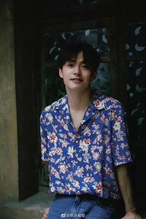 吃轻轨的旅行玩家马天宇上线蓝色花衬衫太适合这个季节了