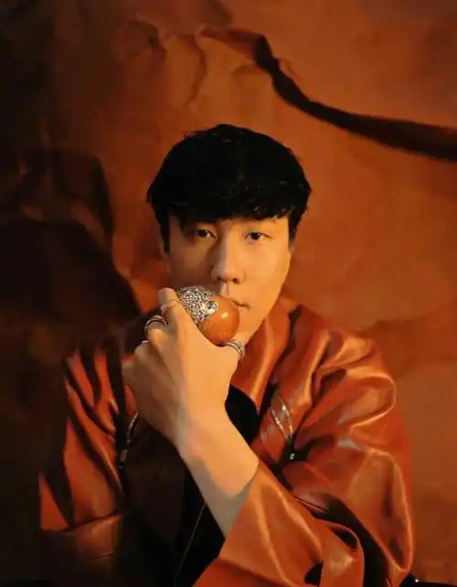 林俊杰,亚洲流行天王,在华语乐坛中享有极高的声誉和崇拜度.