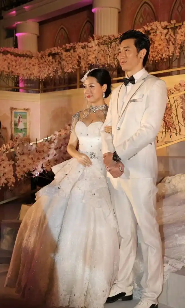 京城四美白冰宣布离婚回顾和前夫丁一婚礼照颜值让人惊艳