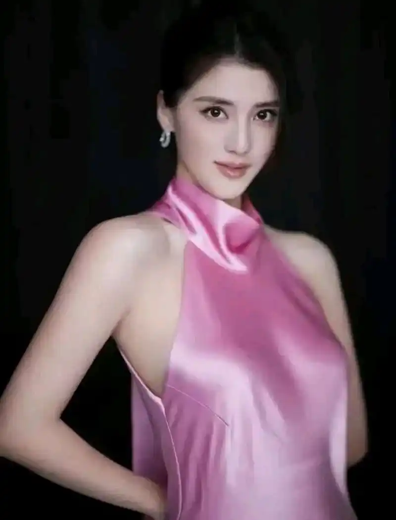 美女吴千语穿包臀裙,遮盖不住性感范,大秀火辣身材,美腿修长,曲线