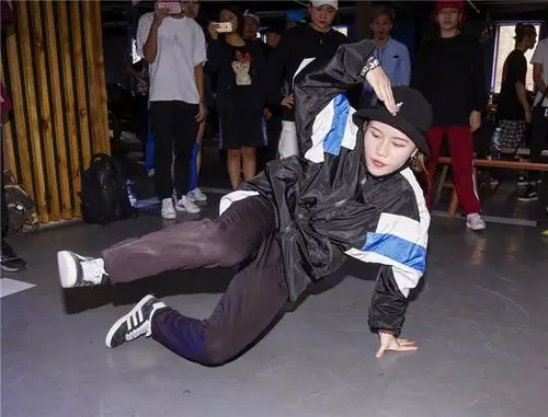 莫过于女生&小朋友的breaking舞蹈