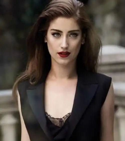 neslihan atagül,1992年生,代表作有《落叶》