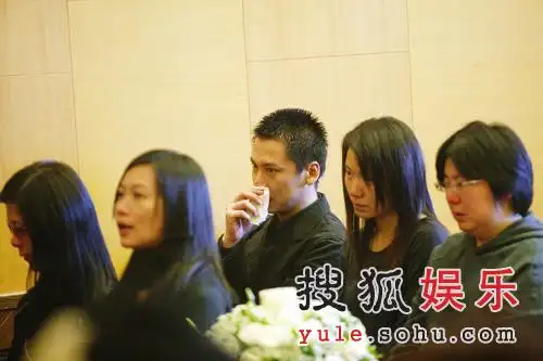 组图:许玮伦遗体火化成灰 好友相送悲痛欲绝