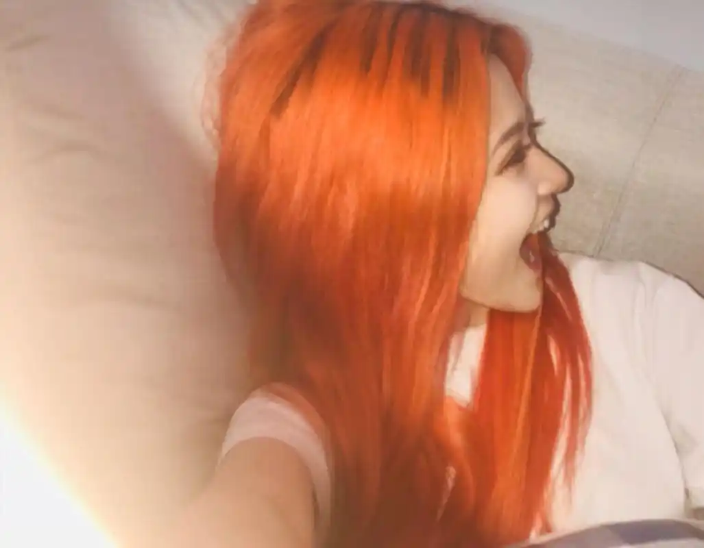 发色推荐～ 亮橙色很显白的一款发色 怎么拍照都好看!