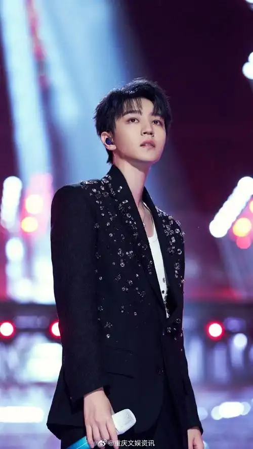 王俊凯直播#沉沦在王俊凯的美貌里无法自拔,送上九宫格壁纸!