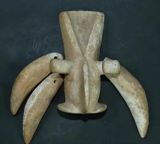 赤峰市博物馆. 藏「红山文化玉器」