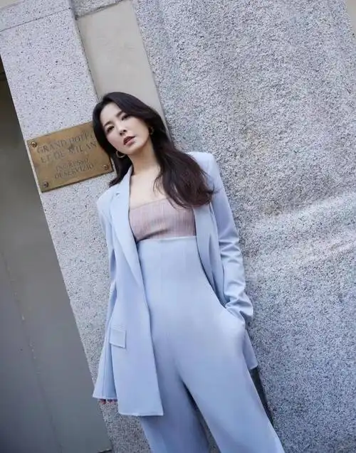 曾黎晒米兰时装周街拍,西装搭配高腰阔腿裤,170身高比例太出挑