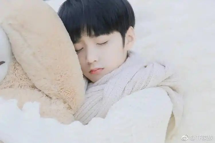 我会觉得用刘耀文小时候做头像的人很可爱