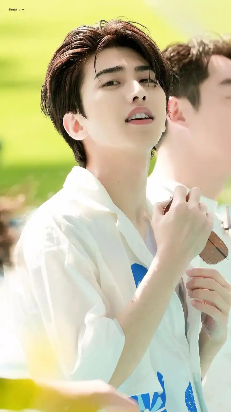 蔡徐坤壁纸:你的一个抬头一个笑,我整个人心跳都会少一拍