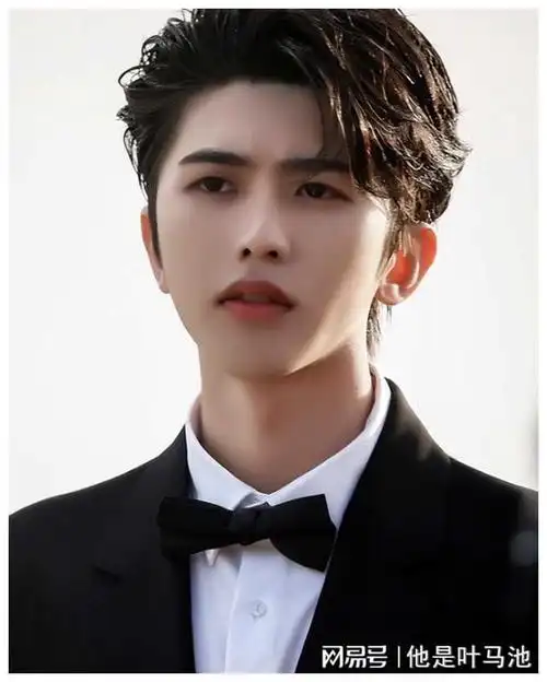 蔡徐坤复出翻车了!嘴打唇钉,腰露纹身,网友:别带坏学生风气