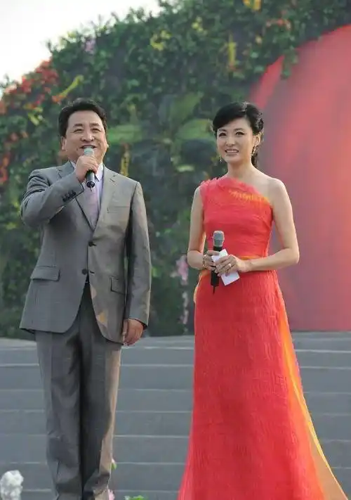 央视周涛:二婚嫁大8岁富豪,婚后生一女,如今女儿比她还漂亮_因为_节目