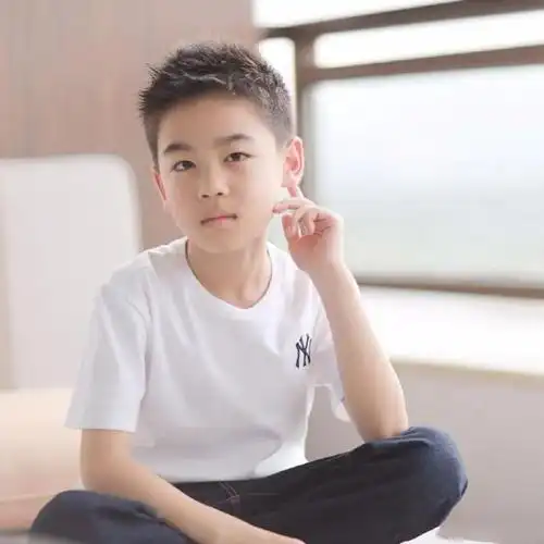 友友们来看看05后未来小生韩昊霖