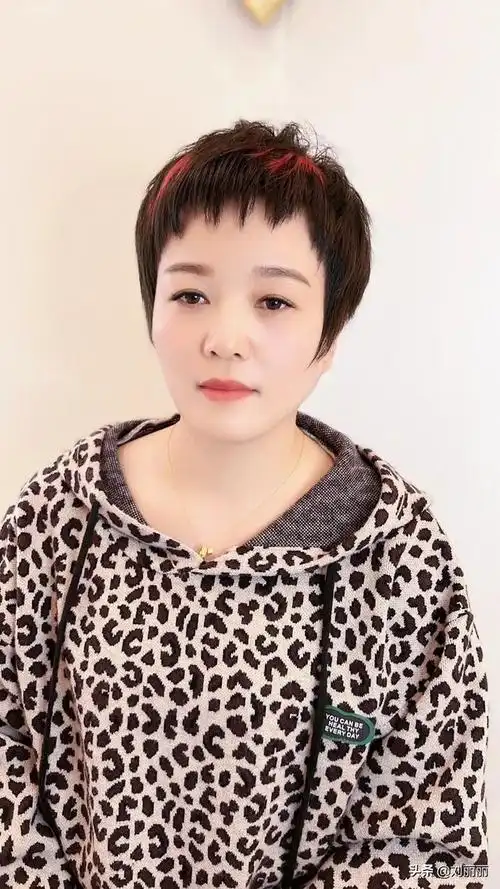 洋气的短发发型图片女50岁洋气发型短发烫发