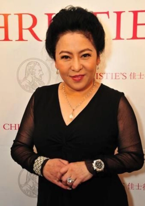 豪门为了宠女儿都这么烧钱的上亿的钻石争着买向太赌王都干过