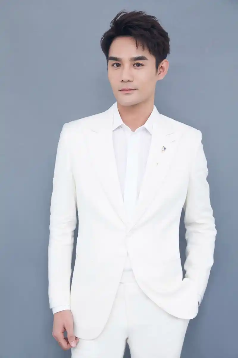 星耀跨年#王凯东方卫视跨年,今晚,王凯身穿白色礼服套装出席2019斗浇