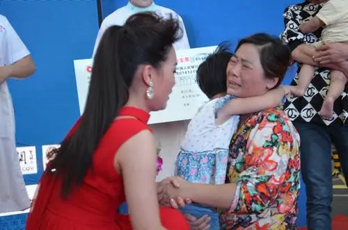 陈笑玮出席慈善基金活动鼓励患者母亲