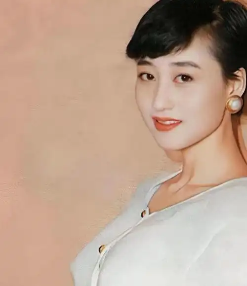 李连杰晒妻子近照,61岁的她衰老似奶奶,62岁黄秋燕依旧美艳动人