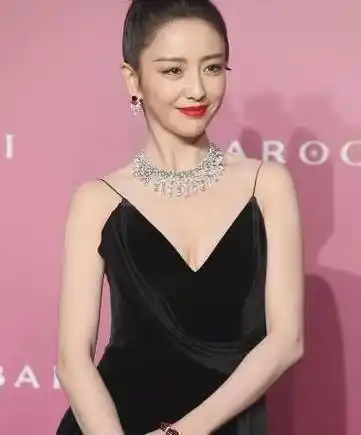 佟丽娅活动生图,穿吊带裙白到发光,原相机下,37岁颜值认真的?