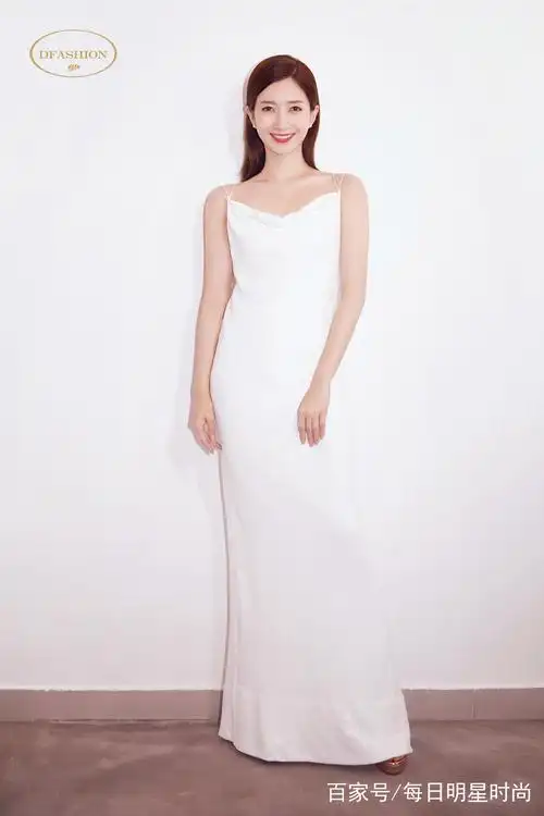 江疏影一袭典雅白色礼服星尚活动风尚秀,笑容清新甜美可人