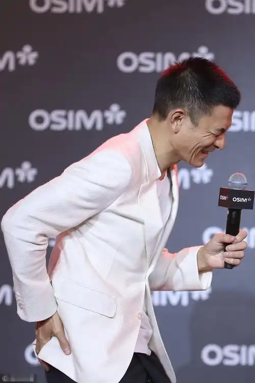 刘德华强忍腰疼亮相高清镜头让人泪目 网友:天王迟暮,满脸括弧