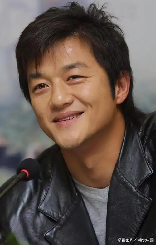 李亚鹏近照曝光,身材发福眼神疲惫,愁眉紧锁头发稀疏格外抢镜