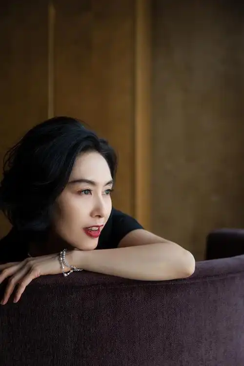 朱茵 gq年度人物盛典活动造型曝光_高清图集_新浪网