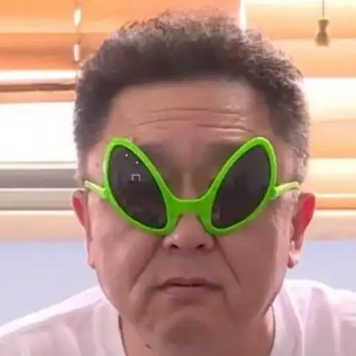 这眼镜灵感是从于谦表情包得来的吗