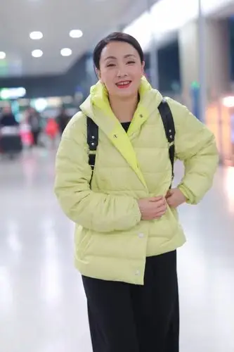 陶虹晒49岁生日照跟女儿自拍很开心素颜出镜大方不遮遮掩掩