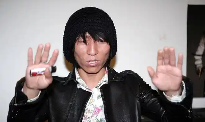 陈羽凡吸毒后近照:笑容满面,身材发福,网友:吸毒一生黑!_网易订阅