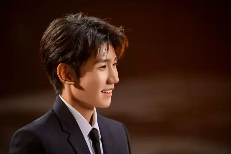 大陆 男 王源 > 王源黑色西装精致写真图片(1/5)返回首页 电脑壁纸