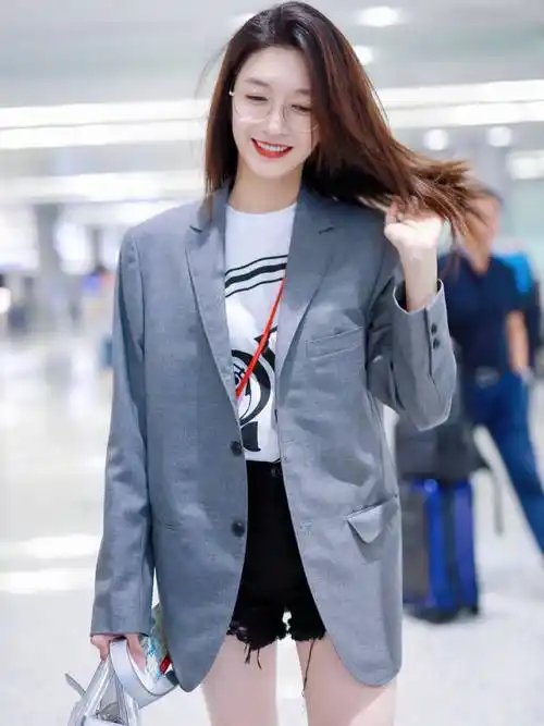 江疏影带火了"简约"穿搭:西装 t恤 二分裤,时髦洋气又减龄_时尚_短裤